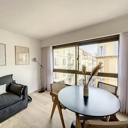 Gray D'albion Apartment *